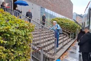 记录报：热苏斯和维蒂尼亚冒雨与球迷合影签名 球队将前往波尔图