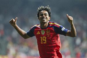 暖心！3-1力挫捷克后，亚马尔专程前往场边和看台送下小球迷合影