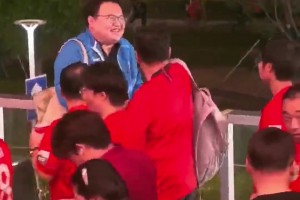 蓉城输球后大连球迷成为焦点，海港球迷纷纷与其握手恭喜